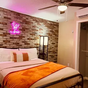 https://studio-near-tpa-airport.hotelstampa.org